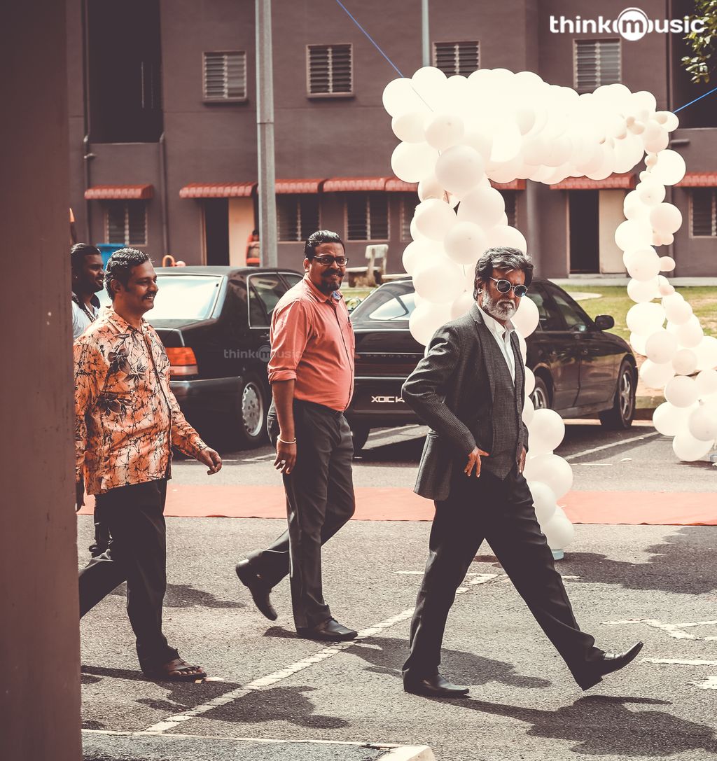 thinkmusicindia's tweet photo. #ThrowbackThursday #ThinkThrowback
A Marana Mass click of #Thalaivar @rajinikanth from #Kabali 🔥 !! https://t.co/5TrVboKxj6