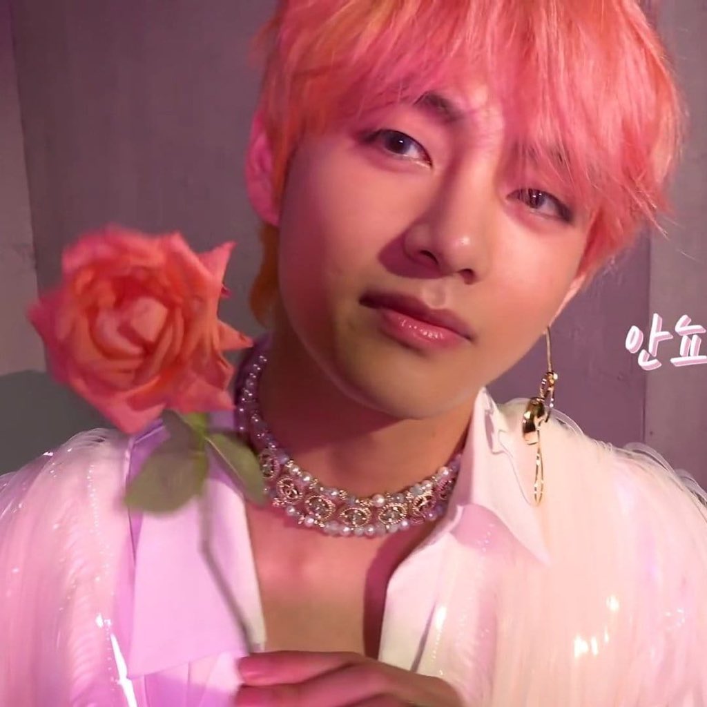 yumyumbyul's tweet photo. Fazla güzel değil misin TaeTae?💜
#iHeartRadioMMVAs⁠ ⁠ #MMVAs⁠ ⁠ #FFGroupBTS @BTS_twt https://t.co/GFn78vLy1O