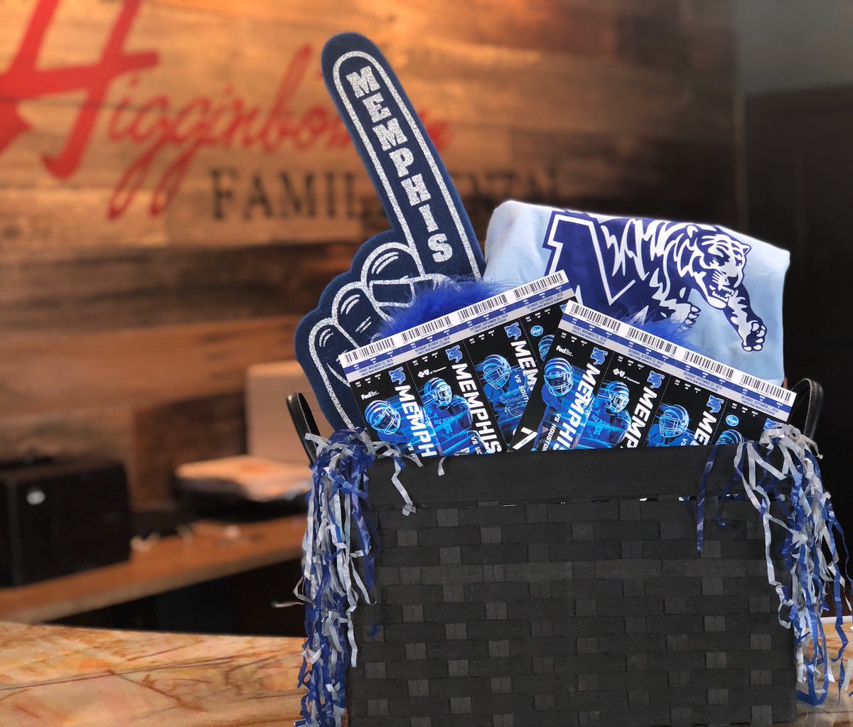 Higginbotham_fd's tweet photo. 🚨🚨ATTENTION TIGER FANS🚨🚨
We’re GIVING AWAY 2 season tickets located in SEC 119 ROW 40 to one lucky fan for the 2018 season!

To enter: 
🔹follow us
🔹retweet this post
🔹tweet the person you would bring with you! 
#experiencehfd #gotigersgo🐯💙🏈 https://t.co/SdBX4gPHfv
