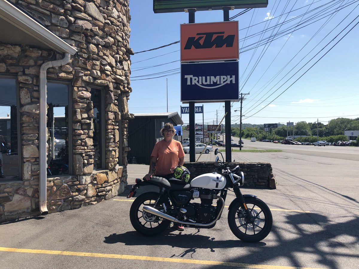 Castle_P_Sports's tweet photo. Congrats Stephanie on your new purchase this morning🎉 It was a pleasure working with you and thank you for becoming a part of the Castle family. Enjoy your new Triumph Street Twin🇬🇧
•
•
#triumph #triumphofficial #streettwin #retro #local615 #bikelife #nashville #britishbike https://t.co/jZOreTxc0R
