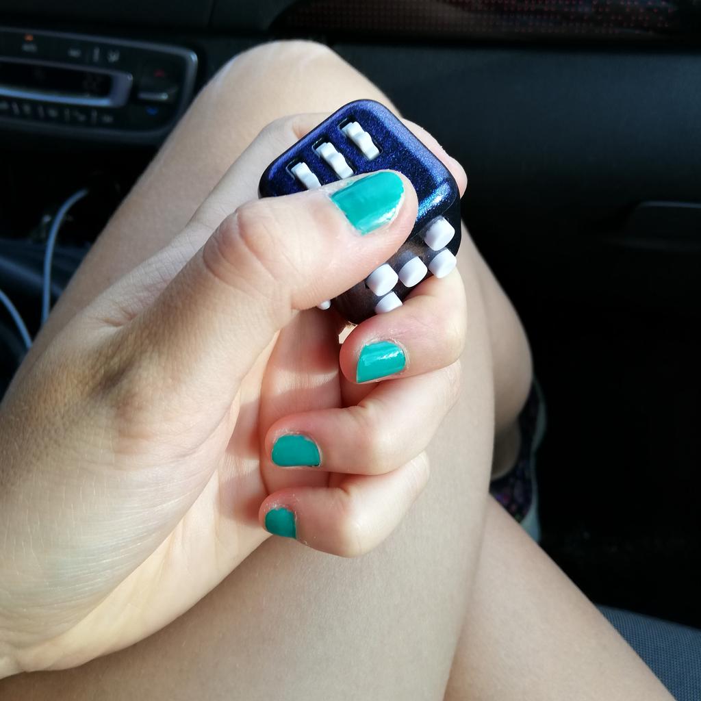lapizynwa's tweet image. I&apos;ve been using a fidget cube for a week and my nails have never been longer. It&apos;s perfect for people who tend to pick at their skin or bite their nails when they get stressed.
