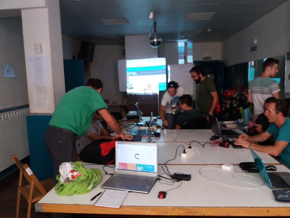 desobdcme's tweet photo. #Auzolab arrancando @auzoenea 
Aprendiendo impresion 3d ikasten https://t.co/PL4aCWKxf6