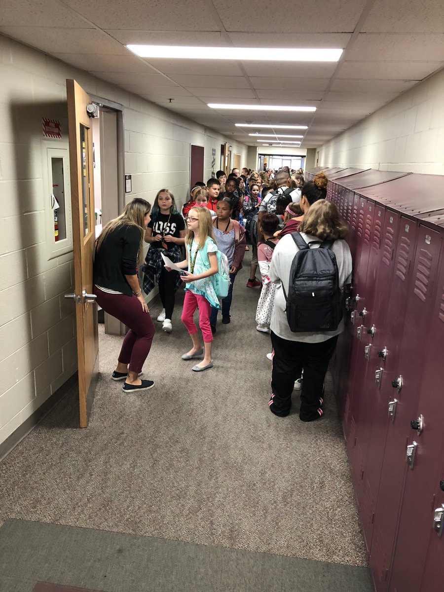 VickieMurillo's tweet photo. The hallways are full of excitement at Wilson MS! #FirstDay4CBschools #AchieveMore @kimmkaz https://t.co/TyJTy2z4iU