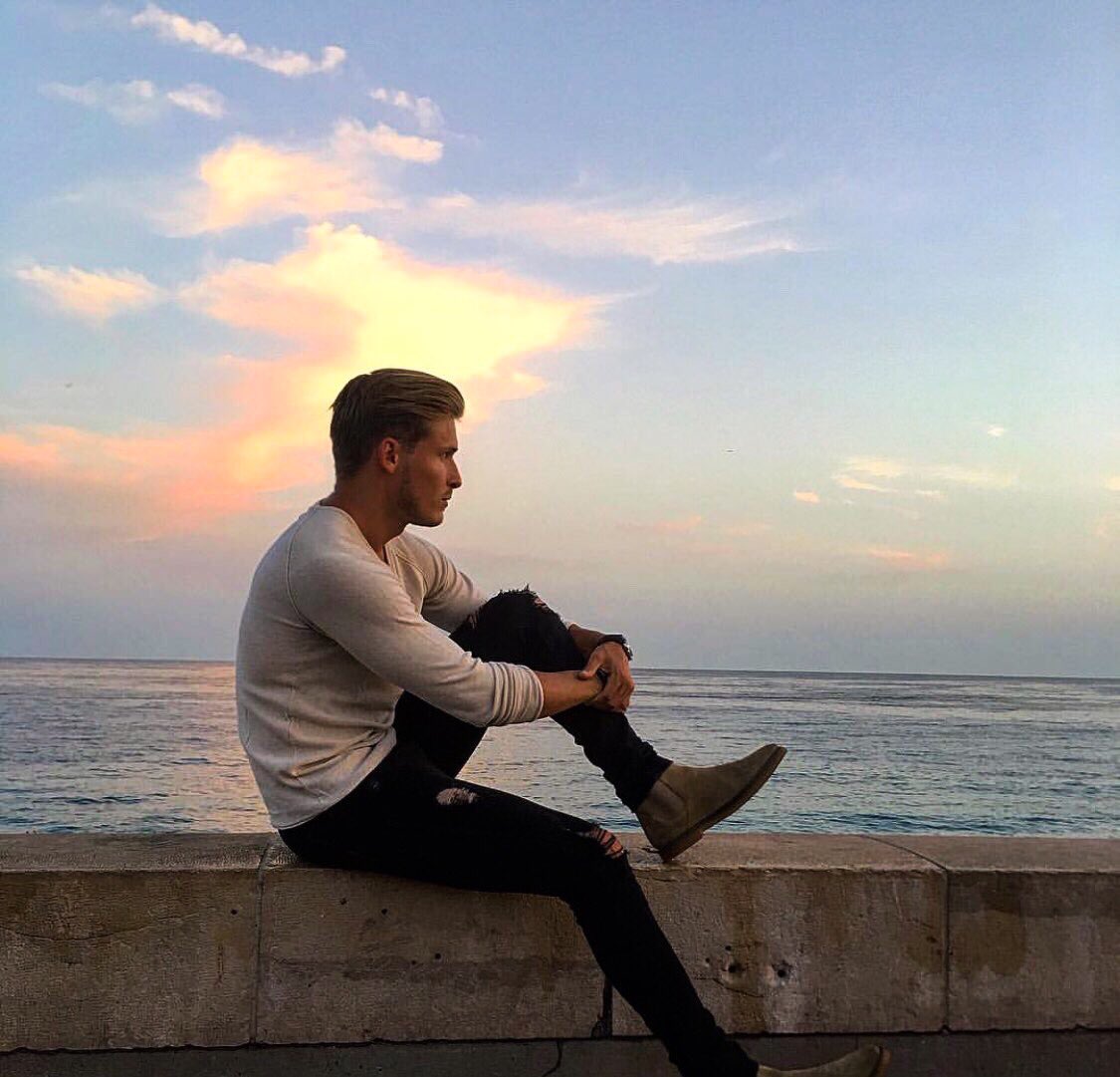 XavierDansLaTv's tweet photo. 24 ans c'est bien trop tôt pour partir ! Parfois la vie est tellement  injuste... Repose en paix Tom 🙏🏻😇😢 #TomDiversy https://t.co/O2GBW5rXfH