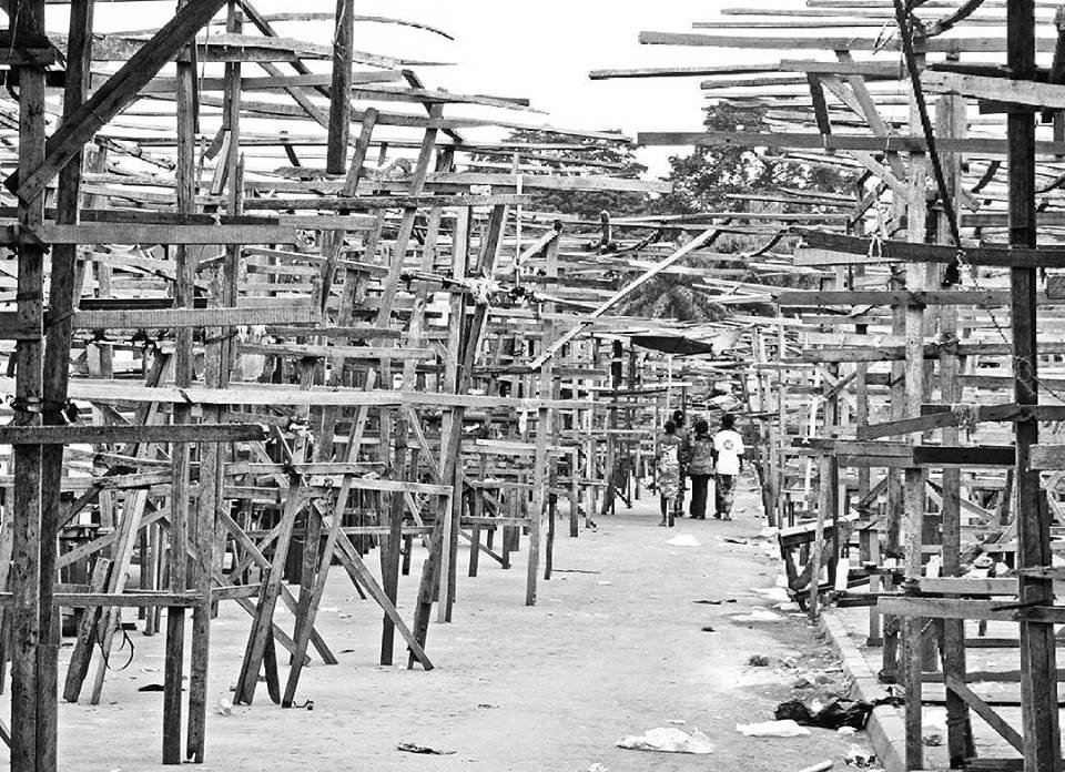 MrBasabose's tweet photo. Empty #Market... Just like the largest part of the city of #Kinshasa is made of unplanned chaotic neighborhoods, the largest areas of #Zando ya Monene aka #MarcheCentral (Central Market) in Kinshasa is made of structures erected on what were meant to be adjacent streets. https://t.co/7RCdfiquV9