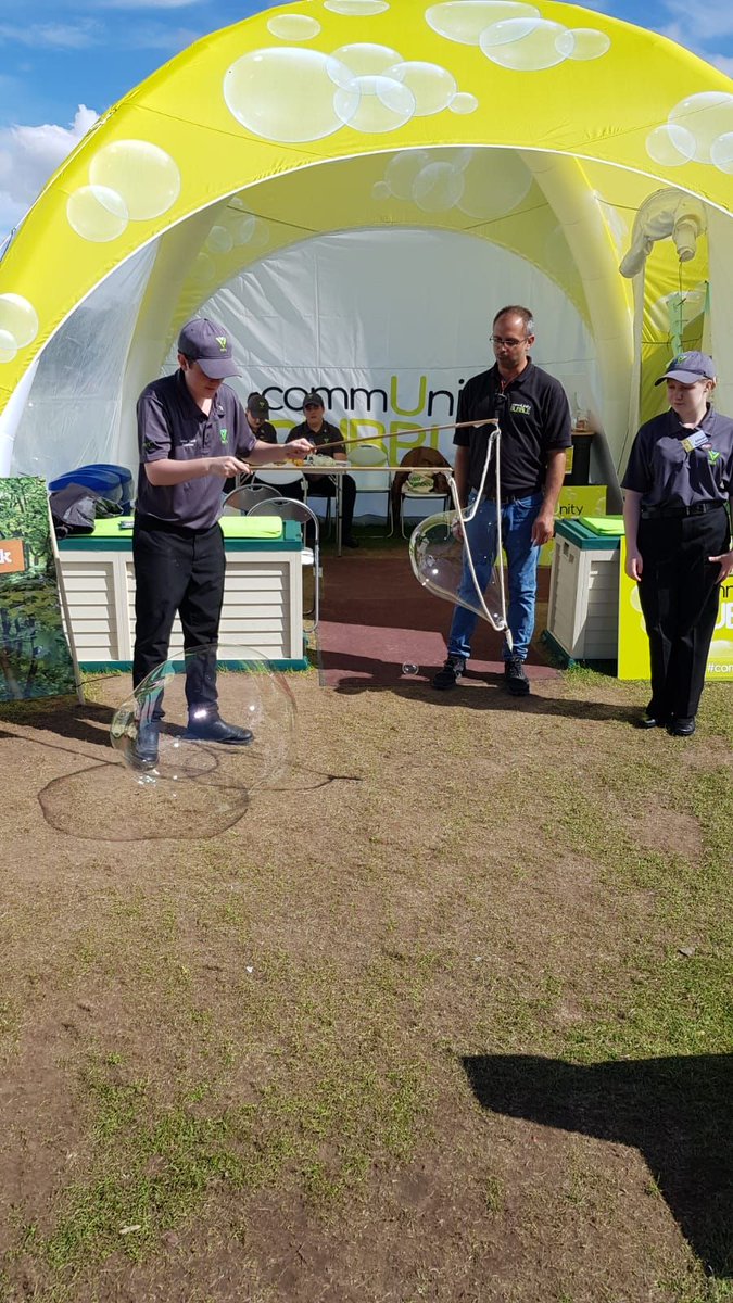 PSOSYouthVol's tweet photo. PSYV #Dumbarton & PSYV #Clydebank spent day 2 #volunteering at #GoLive at #Glasgow green @VolScotland's #CommunityBUBBLE. The youth #volunteers also met #Dundee & #Cumbernauld #PSYV groups.
@AButeWDunbarPol @TaysidePolice @Lanarkshire_Pol @policescotland @NationalVPC #YOYP2018 https://t.co/fWZMhXWORk