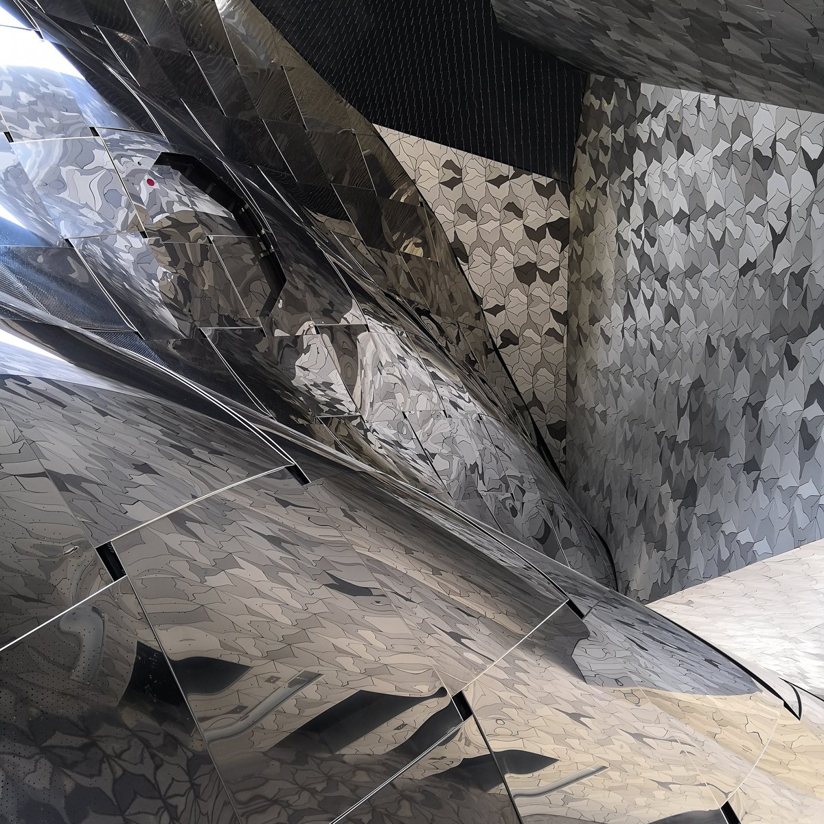 FunLionel's tweet image. Dans l'antre du dragon de la Villette