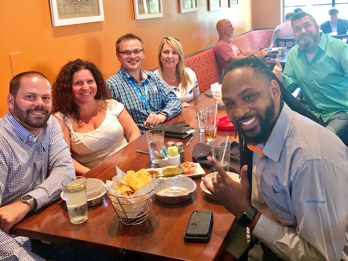 Lunch 🥗 with the #IHXecutioNERs after a #Marvelous #MidAtanticTAKEOVER Town Hall with @MidAtlantic1860 <a href="/404girl/">Betsy Francis</a> &amp; <a href="/_Shelley_G/">Shelley Goodman</a> #LifeAtAtt #TeamDash