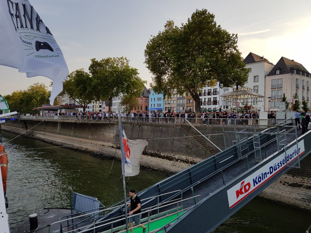 AmazingPeterNo1's tweet photo. Look at this line for #XboxFanFest!!
Waow, this is gonna be quite a #party!
#MixerGamescom
#Gamescom https://t.co/Ixrl0Uo8eW