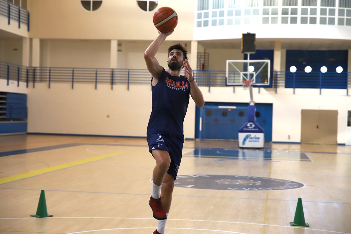 melillabcto's tweet photo. Oficialmente la pretemporada empieza el próximo lunes, pero @j_franch y @JuanRubio_4 no han podido resistirse y ya se ejercitan con el preparador físico Álvaro De Pedro 

#somosmelilla #vamosmelilla https://t.co/99poI5qSgf