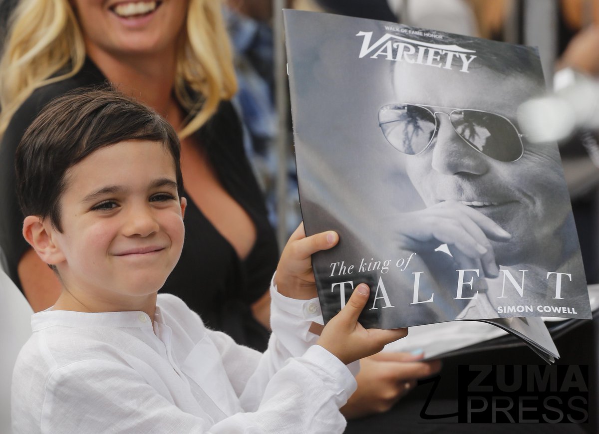 ZUMApress's tweet photo. Aug. 22, 2018 - Los Angeles, California, U.S - Eric Cowell, the son of Simon Cowell, holds up a Variety magazine cover with his father's picture during a cHollywood Walk of Fame ceremony. ยฉ Ringo Chiu via ZUMA Wire #zumapress #ericcowell #simoncowell #fame #hollywood https://t.co/O4lU4fgZKZ