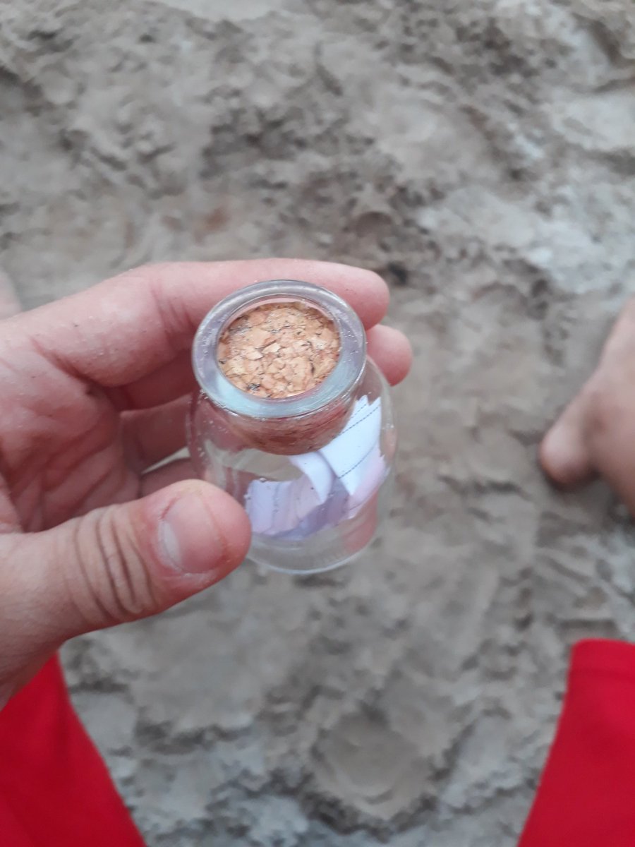 _imurilos's tweet photo. Fui dar um mergulho aqui em cambury dps do futevôlei e achei esse bilhete, até salvei o número pra achar a pessoa, mas nao tem wpp, então vou postar aqui, vai q eu ache ela só pra avisar né kkkkkk https://t.co/pFabuMTUh8