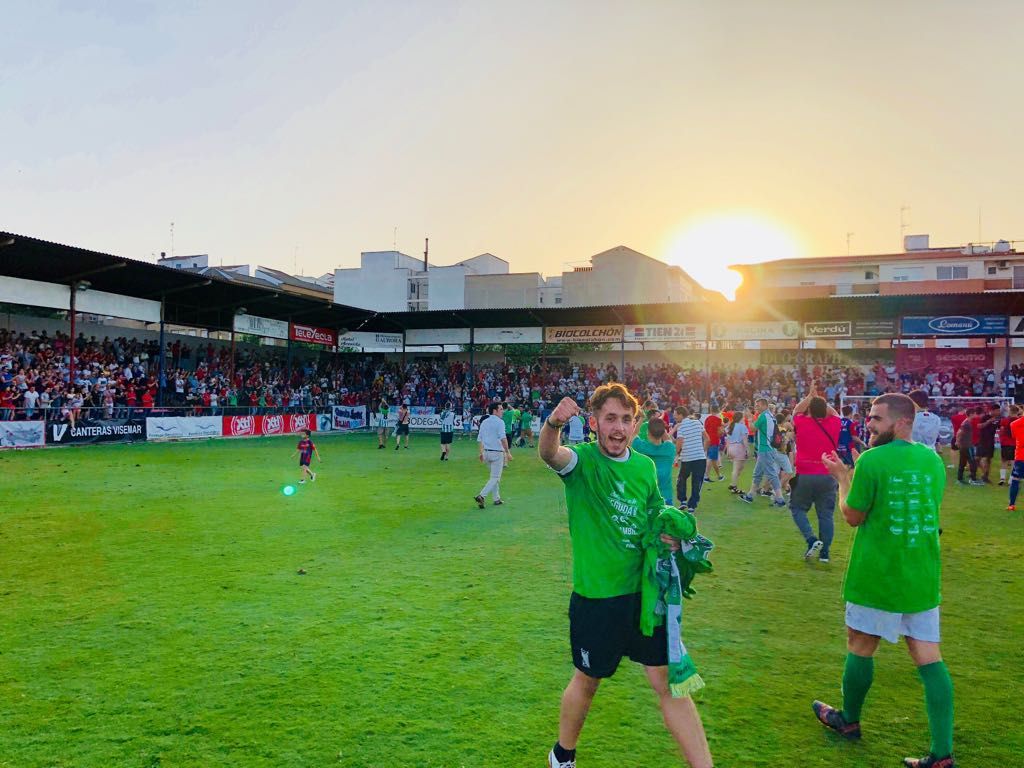 atcosanluqueno's tweet photo. Solo quedan 3 días para ver fútbol de 2ªB de nuevo en El Palmar. 🏟 ⚽

Y fue en Yecla donde se consiguió culminar tal hazaña. 😊

De 4° clasificado al ascenso... ¡Casi ná! 👏 😎

👀📸 Estás imágenes os van a resultar muy bonitas y familiares. 

#VolvimosA2b
#OrgulloSanluqueño 💚 https://t.co/6XSHrW5ThI