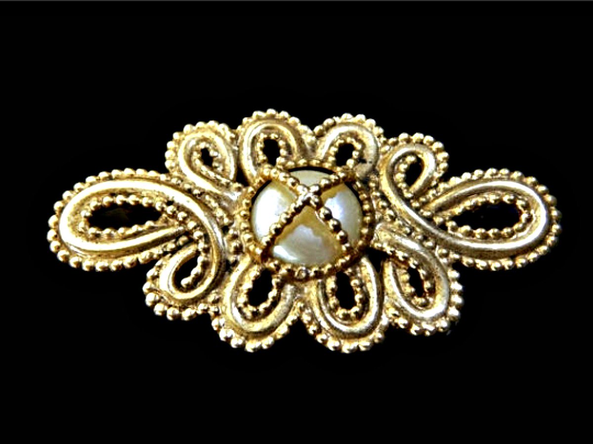 eevintage's tweet photo. https://t.co/WJWx6F0Fse #Large #Caged #ButtonPearl #Brooch #GoldTone #MetalBead Setting #vintage #jewelry #GotVintage https://t.co/DmKrjpHU31