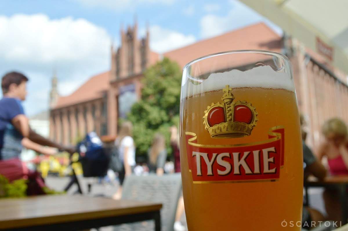 oscar_toki's tweet photo. Hoy hace un año de esta cerveza Tyskie con un pan de jengibre "pierniki" en Toruń (Polska). Tuit dedicado a @paconadal y #miscervezasporahi 🍺 #Polonia #Poland #Polska 🍻 https://t.co/UtpT9SYO6Y