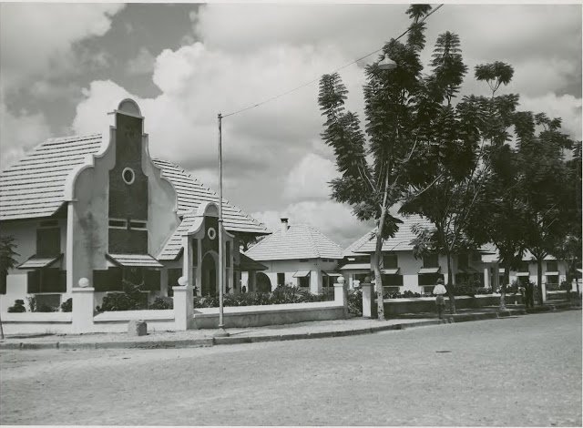 MrBasabose's tweet image. Spent my whole life in this area in Kinshasa and only realized now that all the villas built for Onatra executives between 1925-26 were done in the Dutch Cape style of South Africa... This is strange 🤯 Very strange actually 😲 #Congo #Afritecture