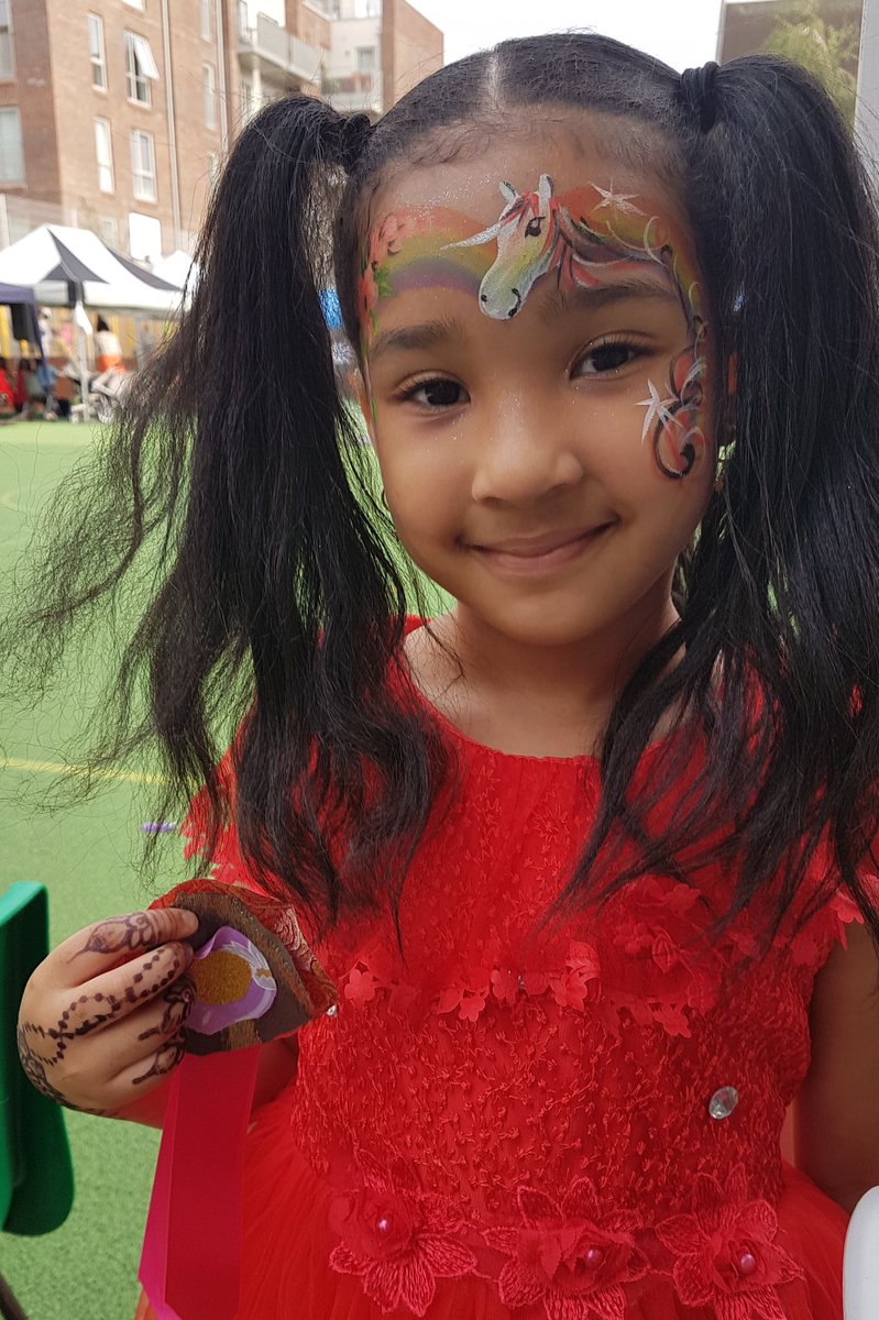 HeartInArt_UK's tweet photo. Wonderful day of #rosettemaking as part of #voxcelebration events #OnlyTheBest #camdencommunities #community #communitycrafts https://t.co/R9N5KNYiAs