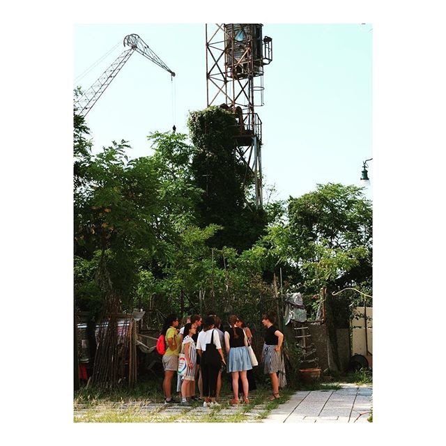 PoligonalB's tweet photo. Backyard talk: Tour around Gino Valle’s social housing complex (1984-86) on La Giudecca. The public yard is still characterized by industrial remnants. #Giudecca is Venice’s one and only spot of 19th century industrialization..
.
.
.
#citylabvenice #poligonalberlin #architec… https://t.co/8fQRVDCGJz