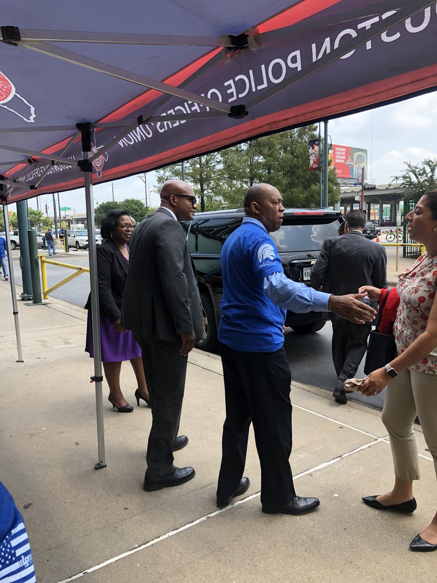HouPDwifeSheri's tweet photo. Our mayor @SylvesterTurner is a rock star! He loves our LEO! @houstonpolice at #JFloStrong event, stopped to talk to #RonnyStrong @HoustonTX https://t.co/T3H2OVFV8B