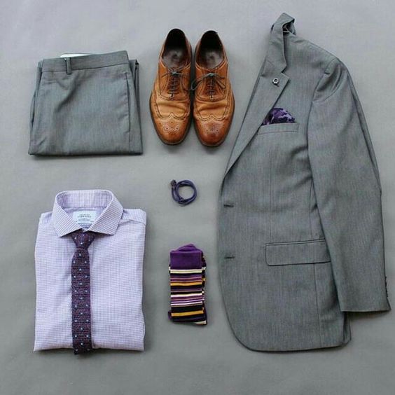 ÖSOM 님의 트위터: "Un traje de dos piezas en color gris, camisa lila y corbata en color morado una combinación atrevida y sofisticada. combinar los calcetines con el tono de