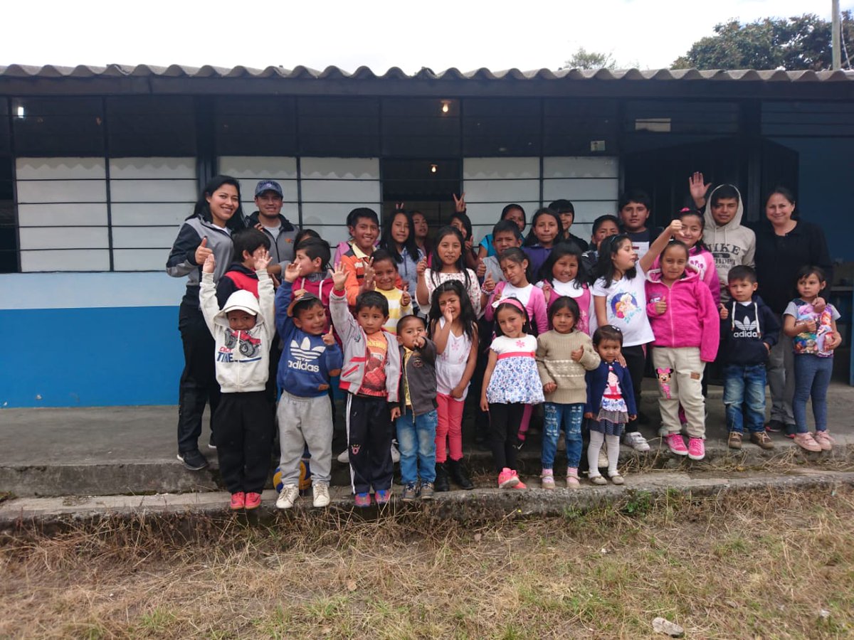CarchiPrefectur's tweet photo. Las #EcoVacaciones2018 de la Prefectura del Carchi llegan a más sectores de nuestra provincia,
decenas de niños y jóvenes del barrio Puntalés Alto del cantón Bolívar participan en los vacacionales.
#CarchiPrefectura #ConstruimosBienestar https://t.co/rwFQiQBNnO