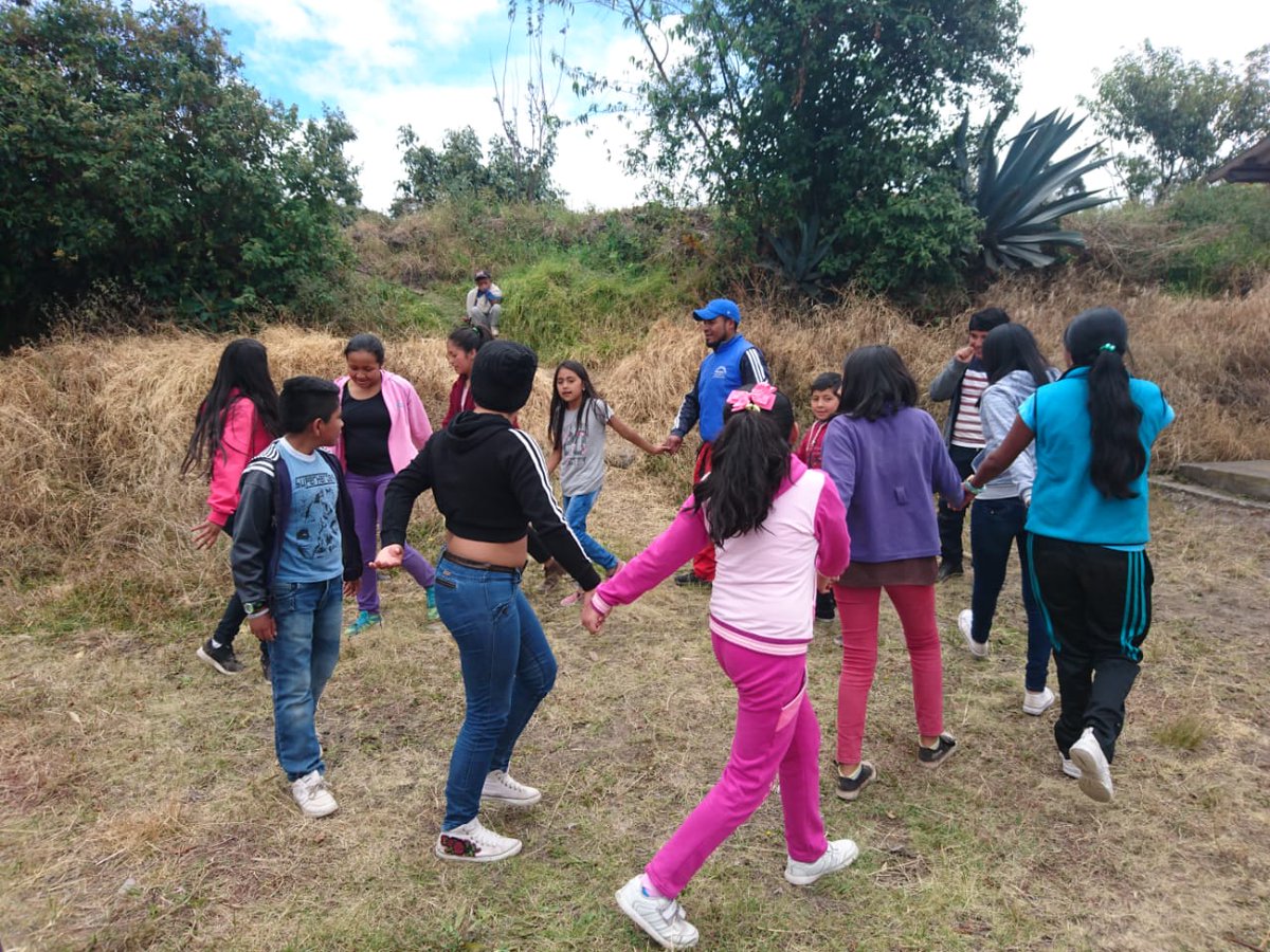CarchiPrefectur's tweet photo. Las #EcoVacaciones2018 de la Prefectura del Carchi llegan a más sectores de nuestra provincia,
decenas de niños y jóvenes del barrio Puntalés Alto del cantón Bolívar participan en los vacacionales.
#CarchiPrefectura #ConstruimosBienestar https://t.co/rwFQiQBNnO