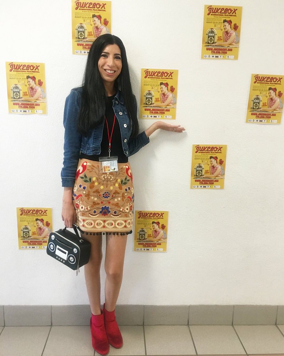 katiegaribaldi's tweet photo. Here!📍 In #CarsonCity, NV for the @JukeboxIFF! 🎞🎬🎶📻👢 #UnhappyHoliday is making its #Nevada premiere!🎄❤️ Can’t wait to see it on the big screen (for the first time!!!!!!) 💃🏻 Thank goodness I had the perfect purse for this exact situation. 😜
#filmfest #jukeboxiff #film https://t.co/T479qFQs28