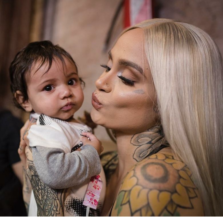 BelieveInKP's tweet photo. If you're having a bad day just look at this photo 😍❤ @Kehlani with babies! She is sooooo cute! I still can't get over with this photo 😍 https://t.co/r9YHPNhUzH
