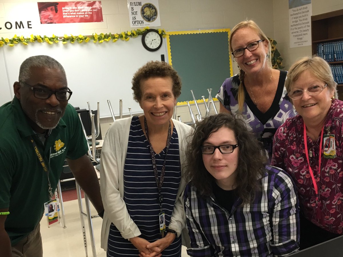 cahardy106's tweet image. Rocking it at our PLC Meeting! #VCSPLC #GreenAndGrowing