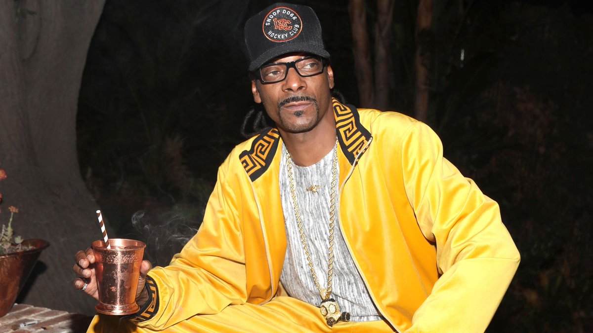 Snoop Dogg's new cookbook includes Lobster Thermidor, gin and juice trib.al/KoSRSkl