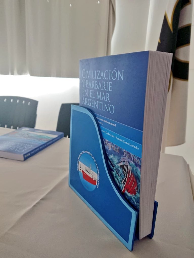 UTNChubut's tweet photo. #AHORA Presentación del libro “Civilización y barbarie en el Mar Argentino” a cargo de sus autores en #UTNChubut #Pesca #CESMAR @AACPyPP @frias1968 #Madryn https://t.co/PmiCFYlEko