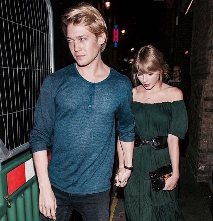 stylleswift's tweet image. I’m not crying you are