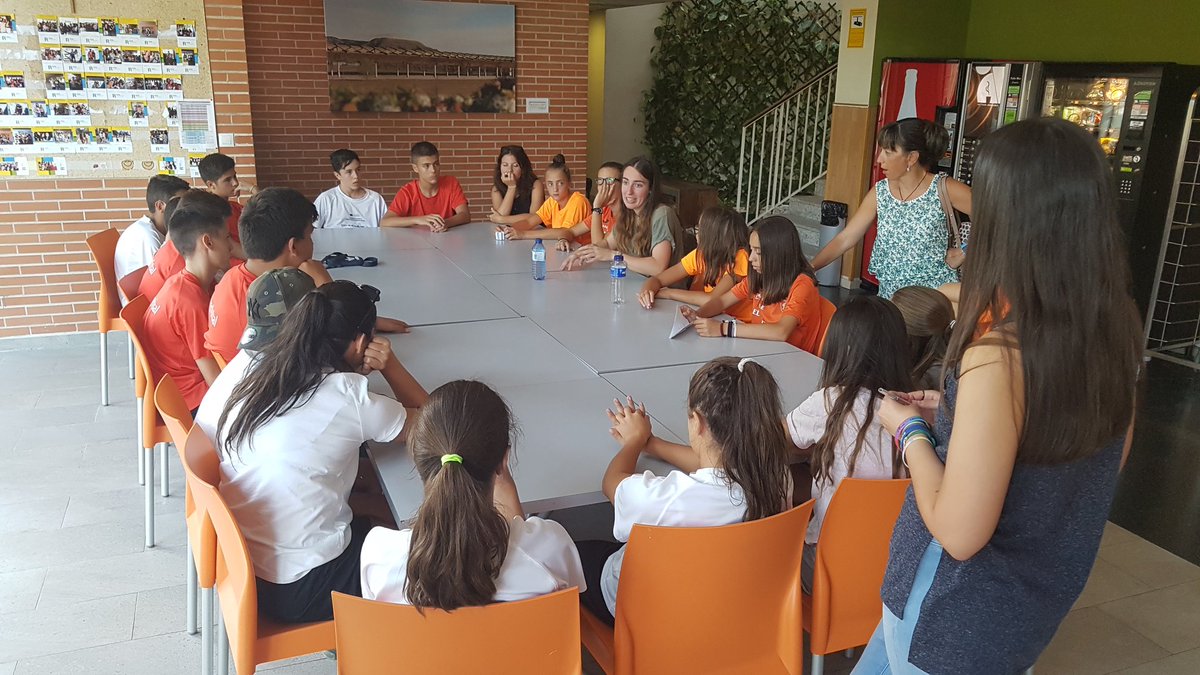 Learn_Play_YE's tweet photo. Muy agradecid@s por recibir la visita de Paloma Zancajo (Directora de @revistalideras), Ana Benito (club @Nerjaatletismo), Andrea Merino y Elena Álvarez (Hockey Hielo Majadahonda) y compartir sus experiencias sobre el deporte femenino 👏👏👏
@EUErasmusPlus @cdrivasfutsal https://t.co/8kXVOVpzTU