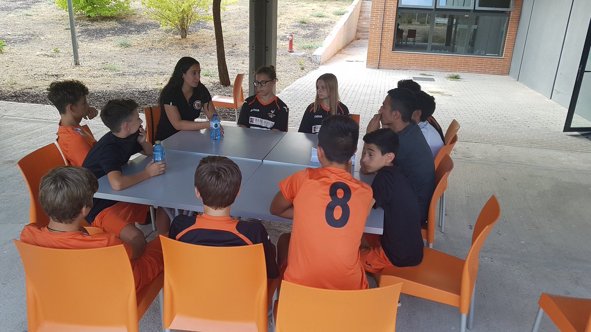 Learn_Play_YE's tweet photo. Muy agradecid@s por recibir la visita de Paloma Zancajo (Directora de @revistalideras), Ana Benito (club @Nerjaatletismo), Andrea Merino y Elena Álvarez (Hockey Hielo Majadahonda) y compartir sus experiencias sobre el deporte femenino 👏👏👏
@EUErasmusPlus @cdrivasfutsal https://t.co/8kXVOVpzTU