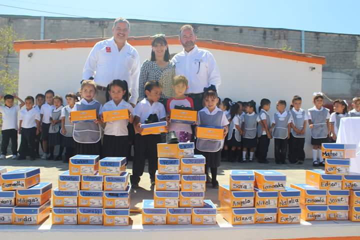 CreceRotary's tweet photo. Entrega de zapatos Jardin de Niños Gabriela Mistral, #RotarySaltilloCRECE #Rotary #Saltillo #SeLaInspiracion https://t.co/TDcVzujmnH