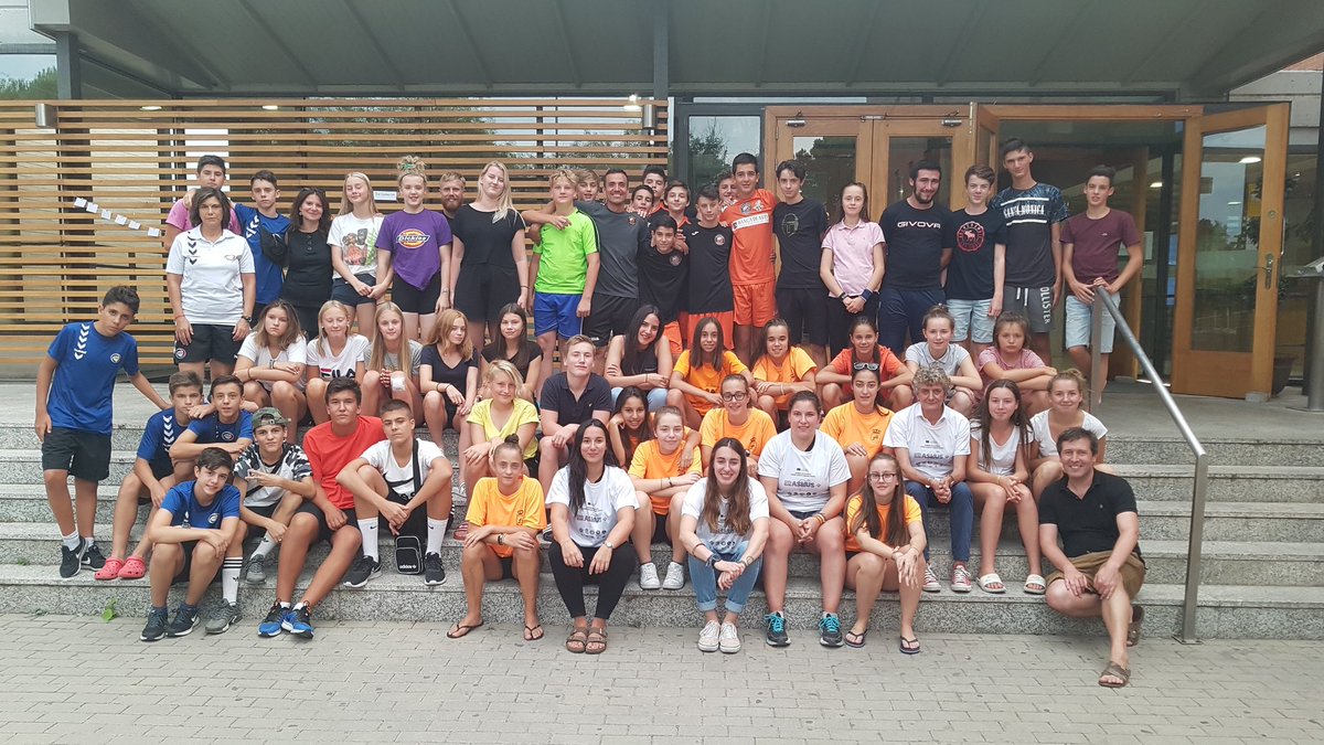 Learn_Play_YE's tweet photo. Very grateful for receiving the visit of Paloma Zancajo (Director of @revistalideras), Ana Benito (club @Nerjaatletismo), Andrea Merino and Elena Álvarez (Hockey Ice Majadahonda) and share their experiences on women's sport 👏👏👏
@EUErasmusPlus @InjuveSpain @cdrivasfutsal https://t.co/vubT9ol1gJ