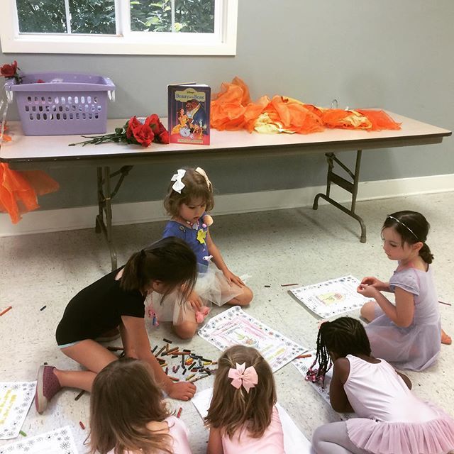 BalletPetite's tweet photo. Our little ballerinas love coloring and crafting 🌹 #beautyandthebeast #theenchantingrose #ballet #artsandcrafts #balletcamp #dancecamp #dmvarea #bethesda #balletschool #danceschool #littledancer #littleballerina #balletpetite #balletpetitedance #keep… https://t.co/3TbAwLdvJG https://t.co/DOfF44l9Da
