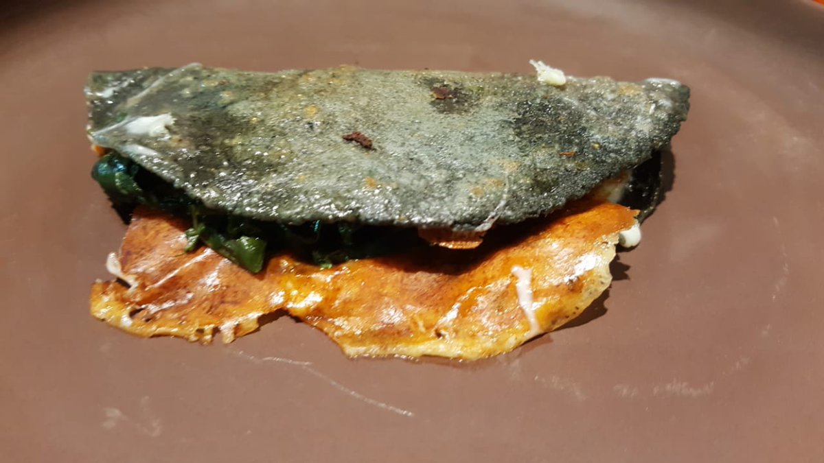 copasycorchos's tweet image. Si la patria es el sabor que comimos en la infancia, nuestro paladar es sectario y siempre cae muy bien una quesadilla de quelites gloriosos (elaborada con queso oaxaca y quintoniles) Sencillo, pero nada simple.☝#Cookingexperience #ParkPlazaExperiences en @Cascabel_cdmx
