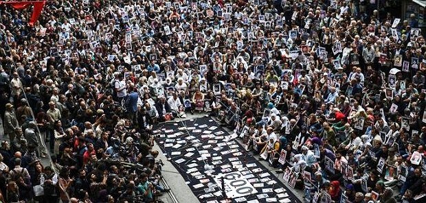 Anne bul beni arjantinli annelerin arasında
plaza del mayor'da
anne bul beni galatasaray meydanı'nda
bul beni ramallahlı annelerin
gazzeli annelerin
anne bul beni varşova gettosunda
anne bul beni nico'nun bart'ın italyan annelerinin gözlerinde
#BeniBulAnne