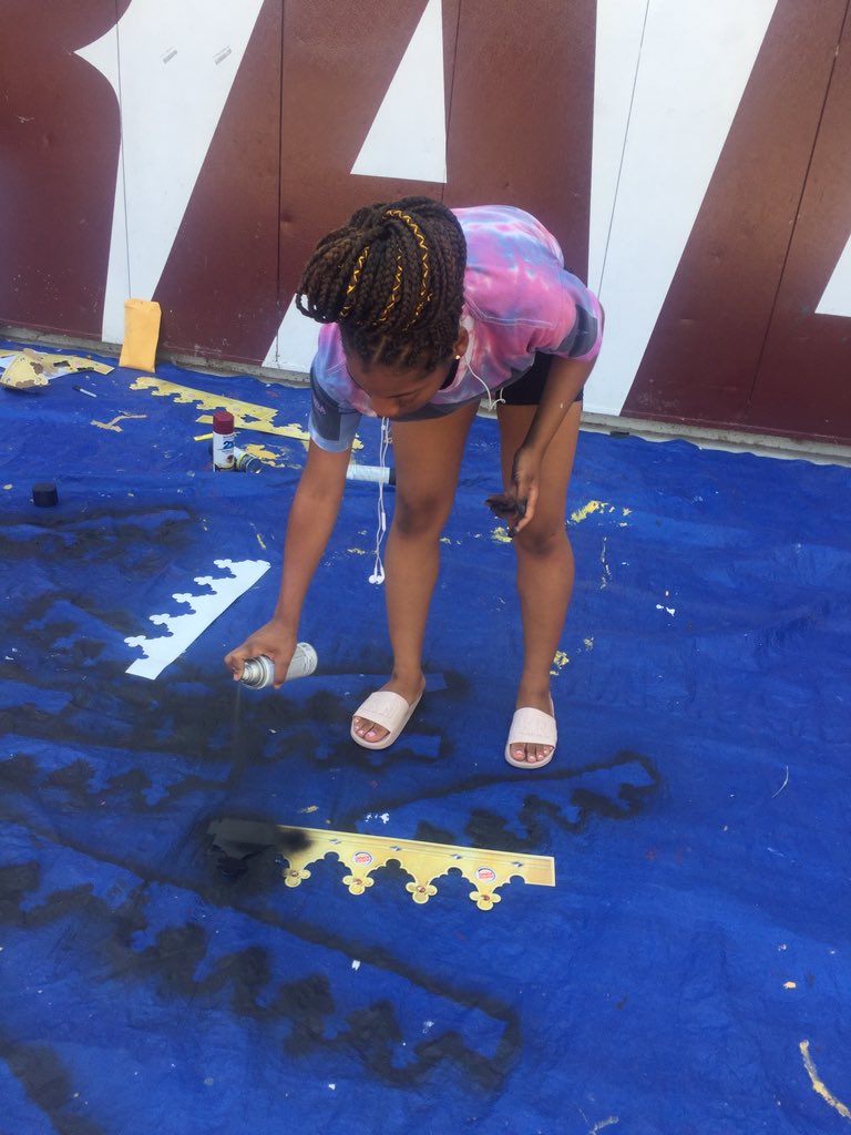 danacrowley228's tweet photo. Senior crown making going on NOW in the quad! #ehsourhouse #ehsweareone https://t.co/cFUCVsN0f8