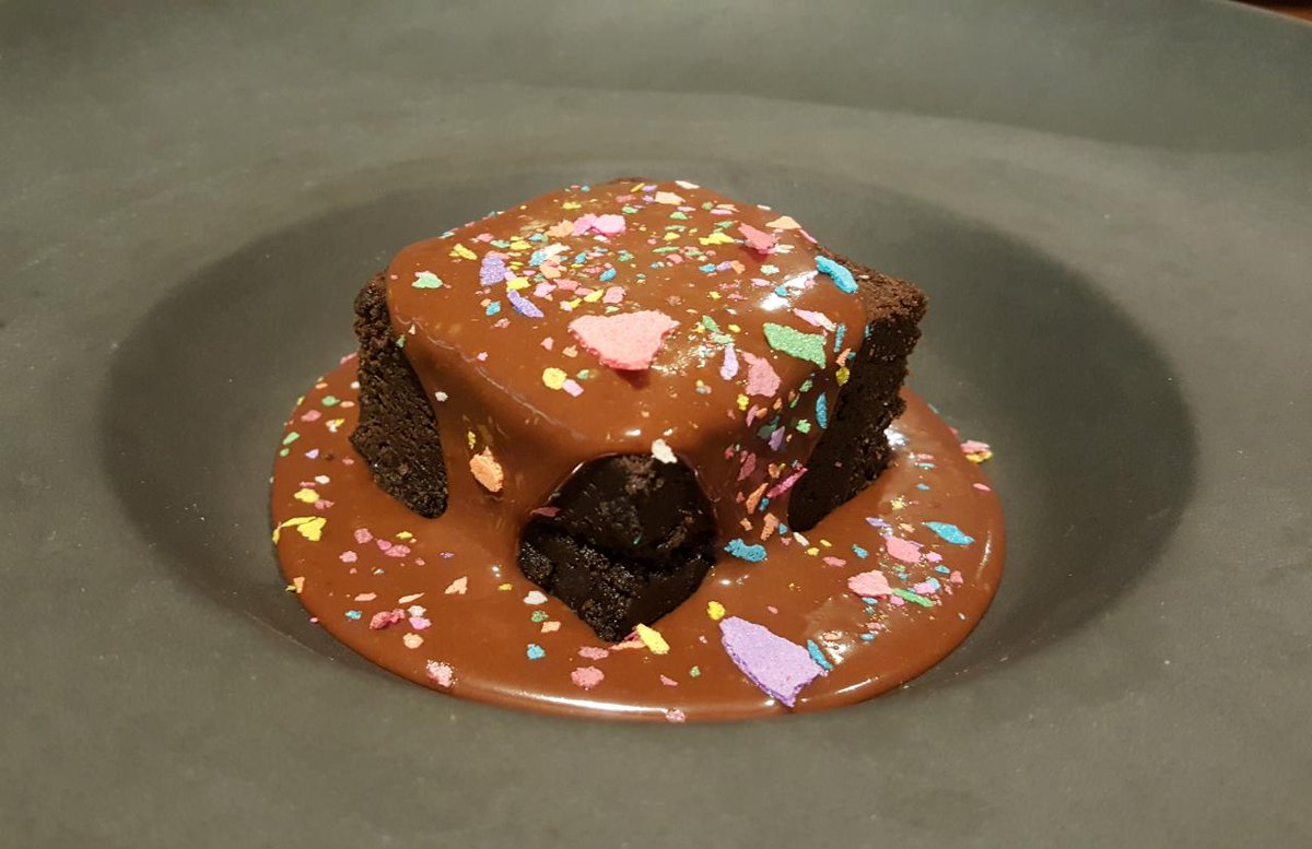 copasycorchos's tweet image. Un viaje a todo paladar es &quot;Morenito con mole&quot; (pastel de chocolate especiado con mole negro) el sabor en equilibrio para nada empalagoso y verdadero deleite en el que resbalan hasta los pensamientos en cada bocado.
Creación de @lulachef #ParkPlazaExperiences #Cookingexperience