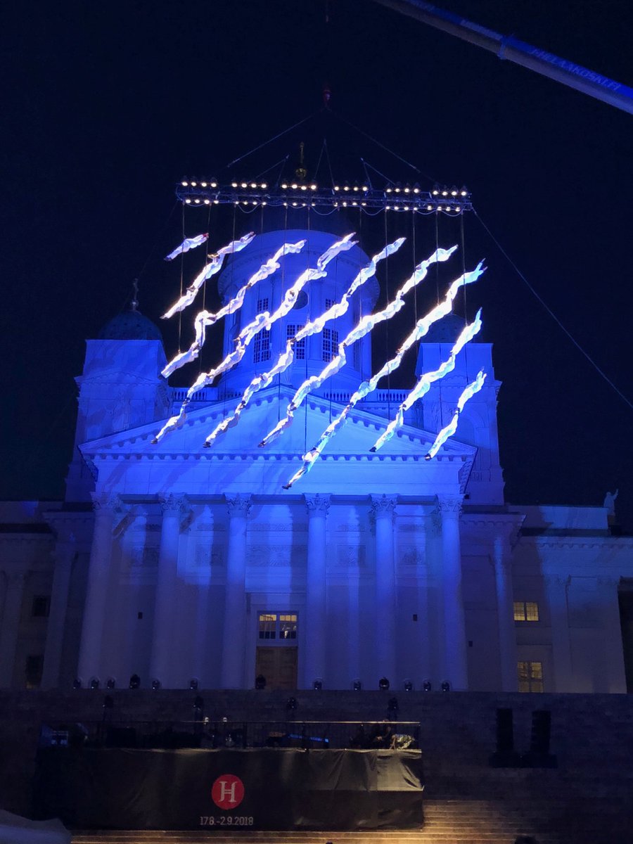 AnttiMalkonen's tweet image. #taiteidenyö ihmisverkko Senaatintorin yllä. #humannet #lafuradelsbaus