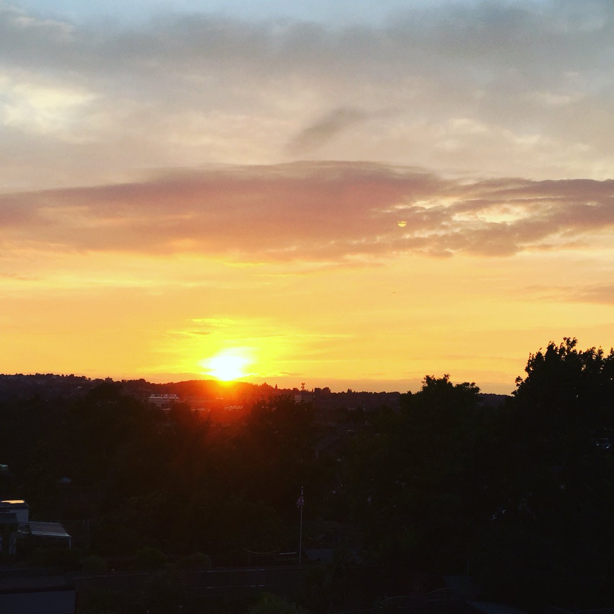 Sunset 🌅 in #Catford and with the drop in temperature this evening I fell #Autumn 🍂coming. 

#se1 #se6 #se8 #se10 #se12 #se13 #se15 #se22 #se23 #se4 #se2 #southlondon #sunset #leaves #london