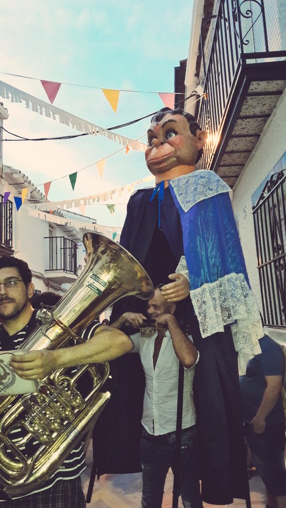 BandaCueva's tweet photo. [JUEVES FERIA]

Seguimos... 
Como todos los años, esta tarde hemos estado acompañando en el pasacalles de los cabezudos, todo un placer estar en el buen ambiente. https://t.co/8PYbJiqiGx