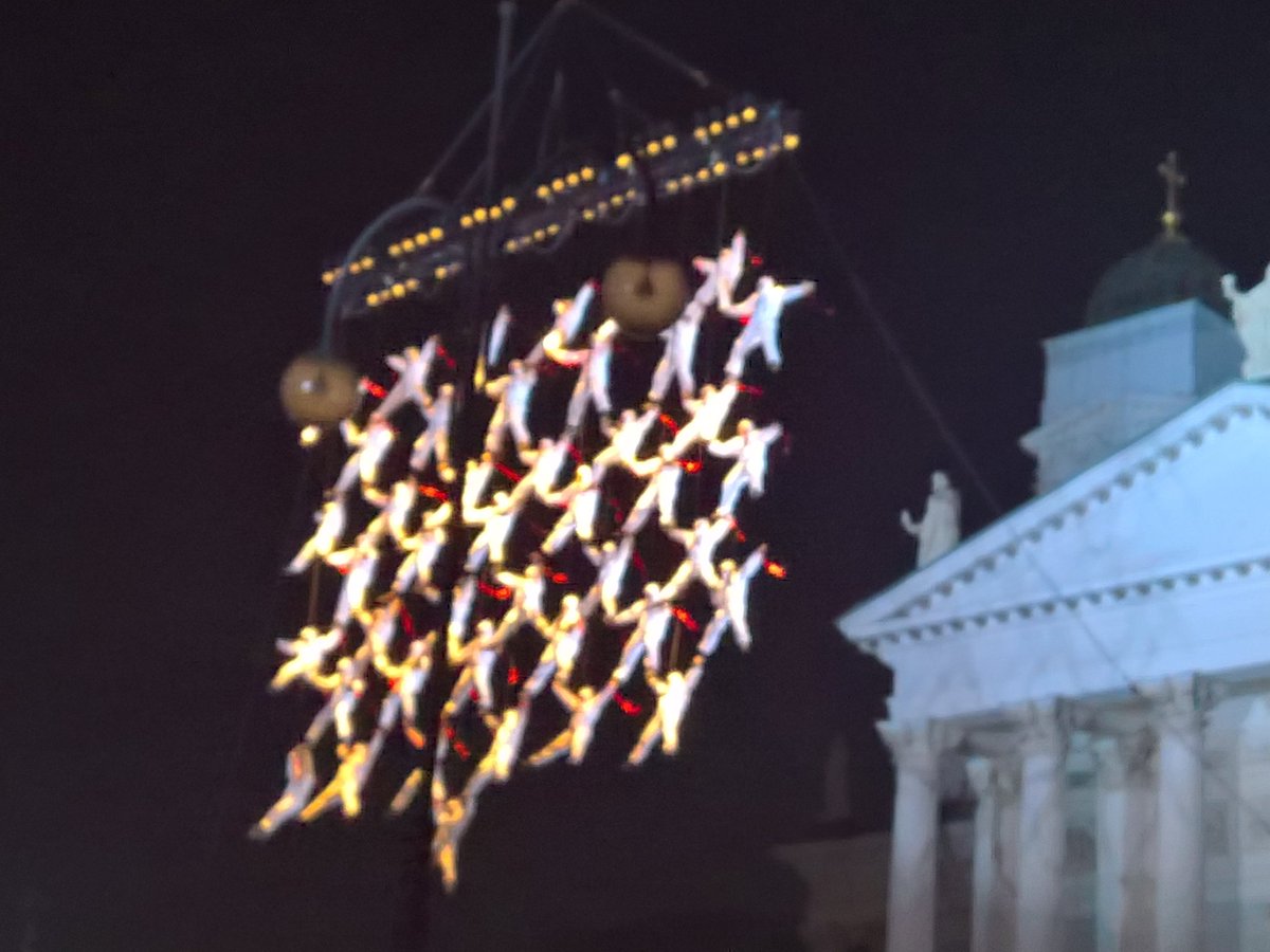 SirpaSisko's tweet image. #taiteidenyö #humannet #ihmisverkko #senaatintori #helsinki