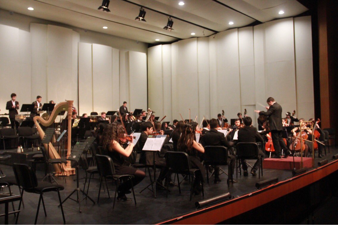 FOJIChile's tweet image. [FOTOS 📸] La Orquesta Sinfónica Nacional Juvenil (#OSNJ) se presentó en el @teatrorancagua, bajo la batuta del maestro Paolo Bortolomeolli! 🤩🎶👏🏽 El elenco fue acompañado por la Sinfónica Juvenil de #OHiggins, dirigida por Javier Oróstica! 😃🎼🎻🎺🥁 [Fotos: @TeatroRancagua]