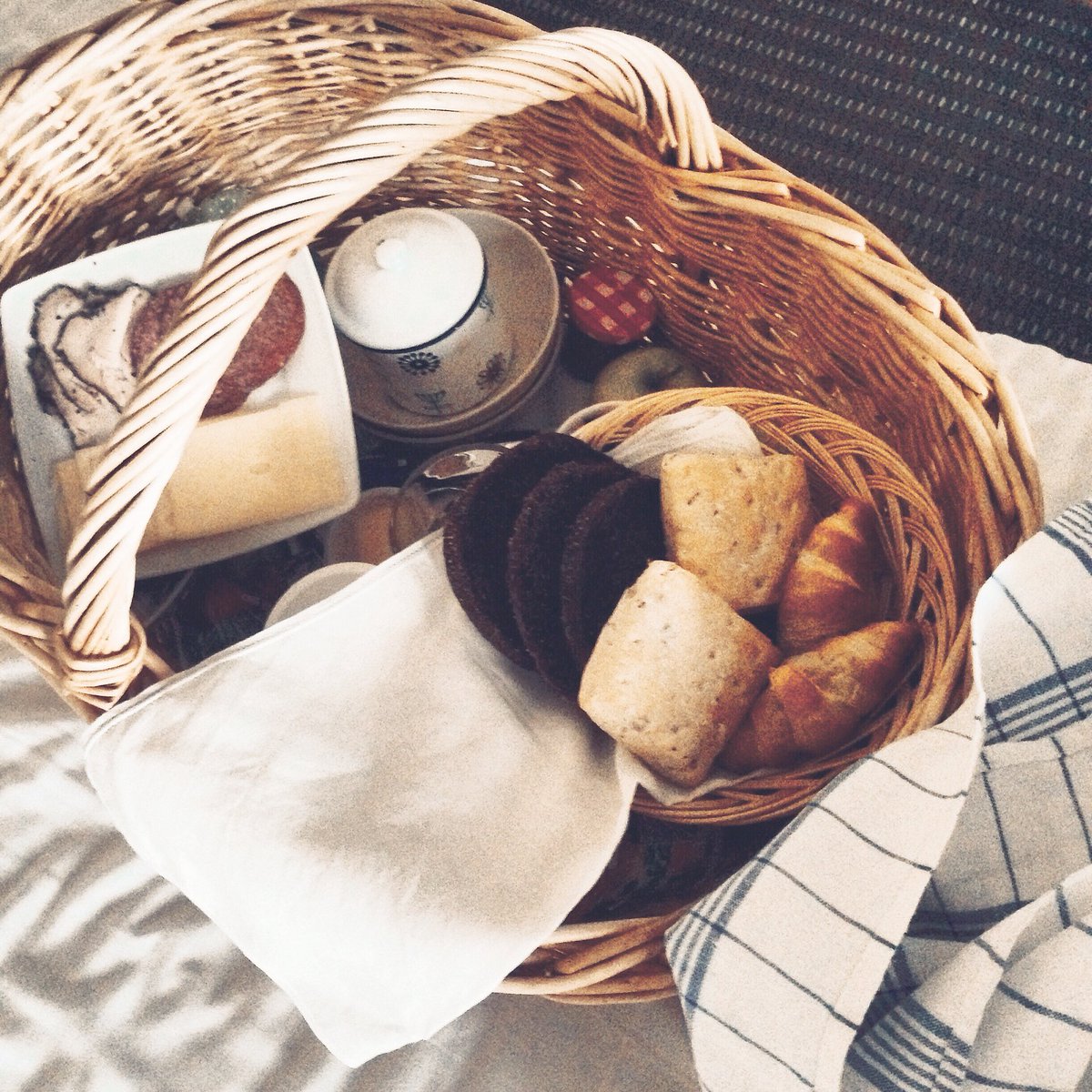 cosyinTO's tweet photo. Lovely weather calls for a picnic. 🌻
#hygge #onhominess #mysimplething https://t.co/qBeHooB9I0