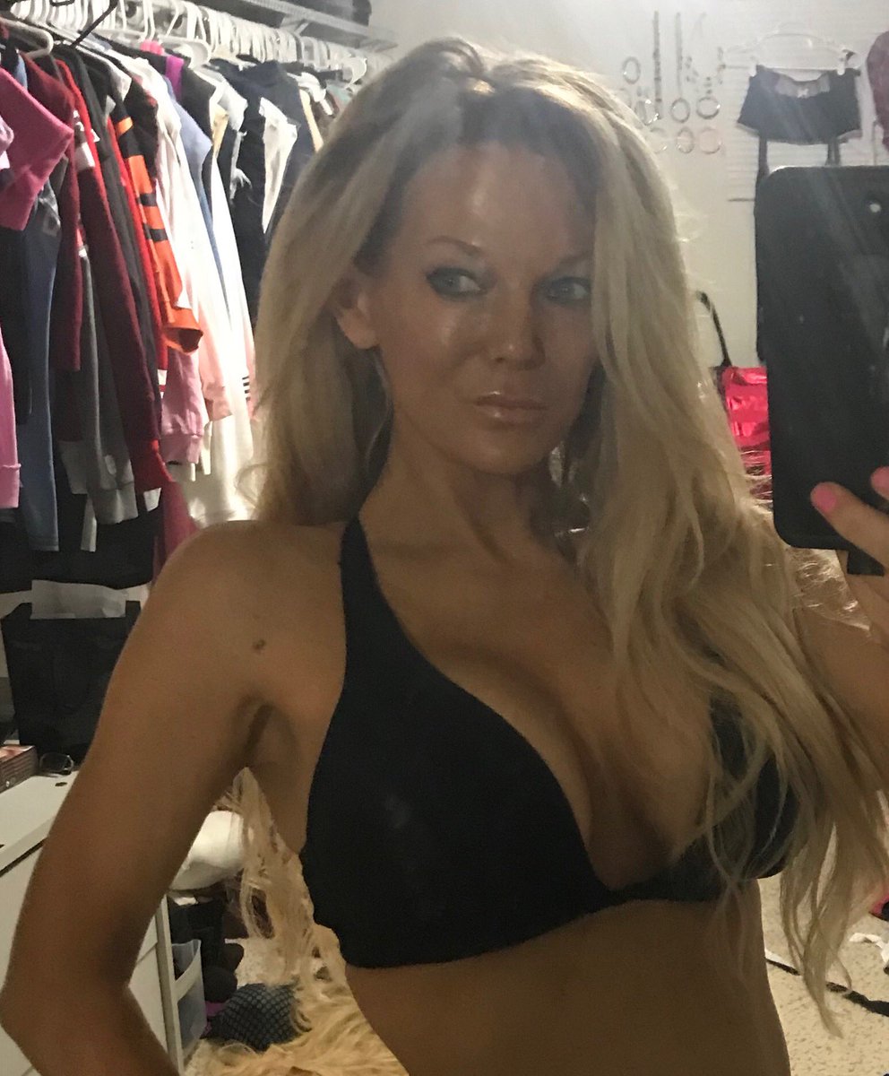 SherryBitner24's tweet photo. The look of determination...when you have to take progress photos and you’re “Making Yourself See & Feel The End of Your Goal”! #goaldigger #veganbikinicompetition2019 #thisis44&focused #ProgressOverPerfection #consistency #plantchics #MyTribeMyVibe #week5 #grace #CellularCleanse https://t.co/k0CQgNo7Jo