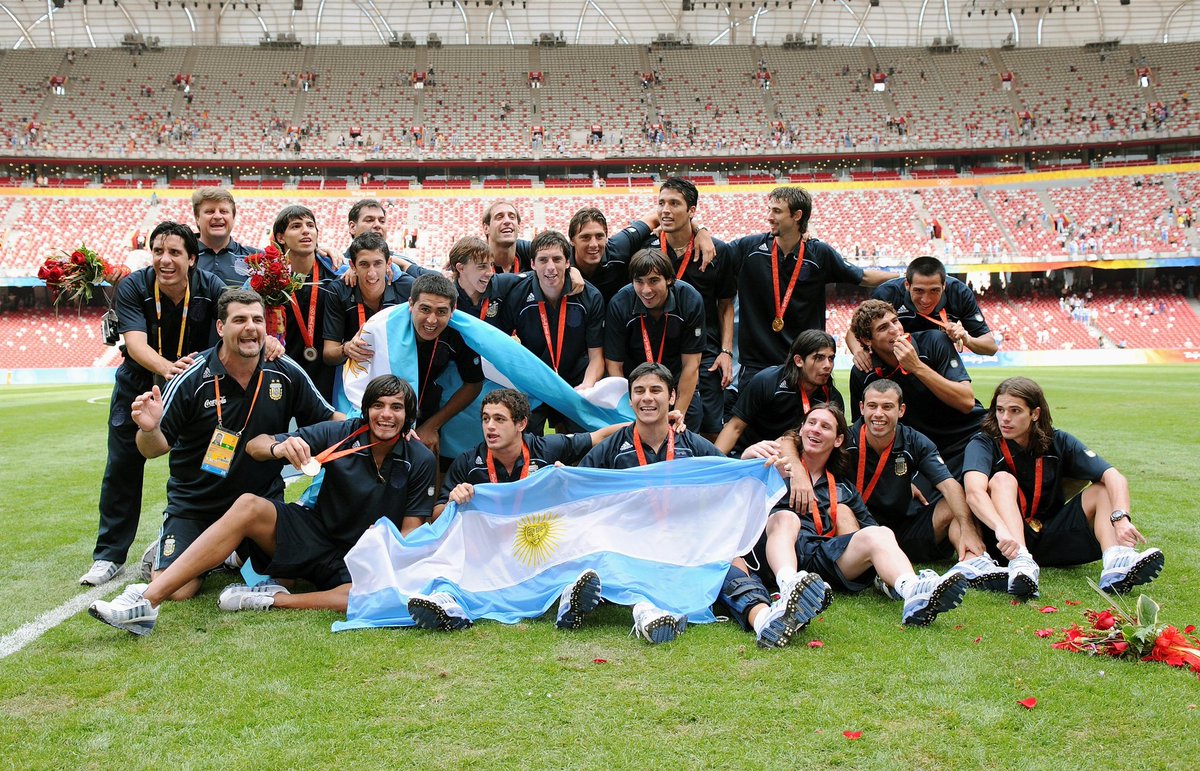 Какие сборные играют в футбол. Месси Олимпийский чемпион 2008. Команда Аргентины 2008 по футболу.