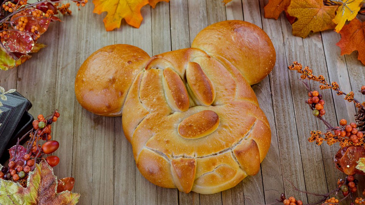 plandisney's tweet photo. Halloween Time at @Disneyland Resort begins Sept. 7! Check out the official Foodie Guide for all of the new eats and treats you can find: https://t.co/xC5s69pMLn https://t.co/bX3ZwKs4s2